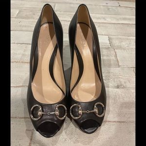 GUCCI PEEP TOE PUMPS BLACK LEATHER.